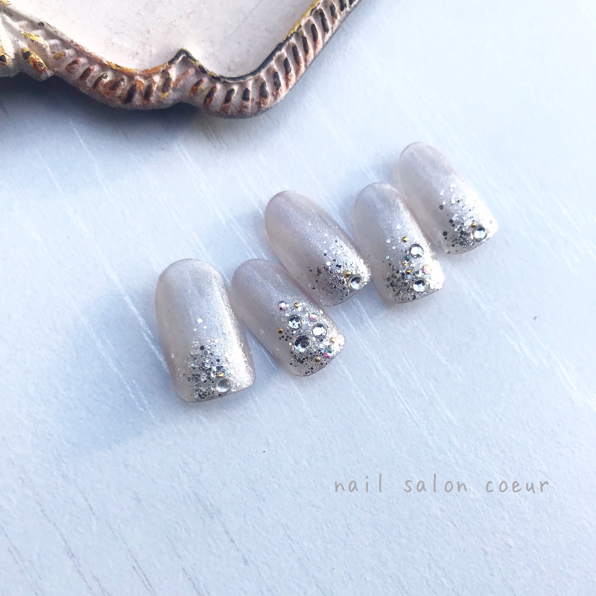 キラキラシルバーなグレーネイル ネイルサロンcoeur クール