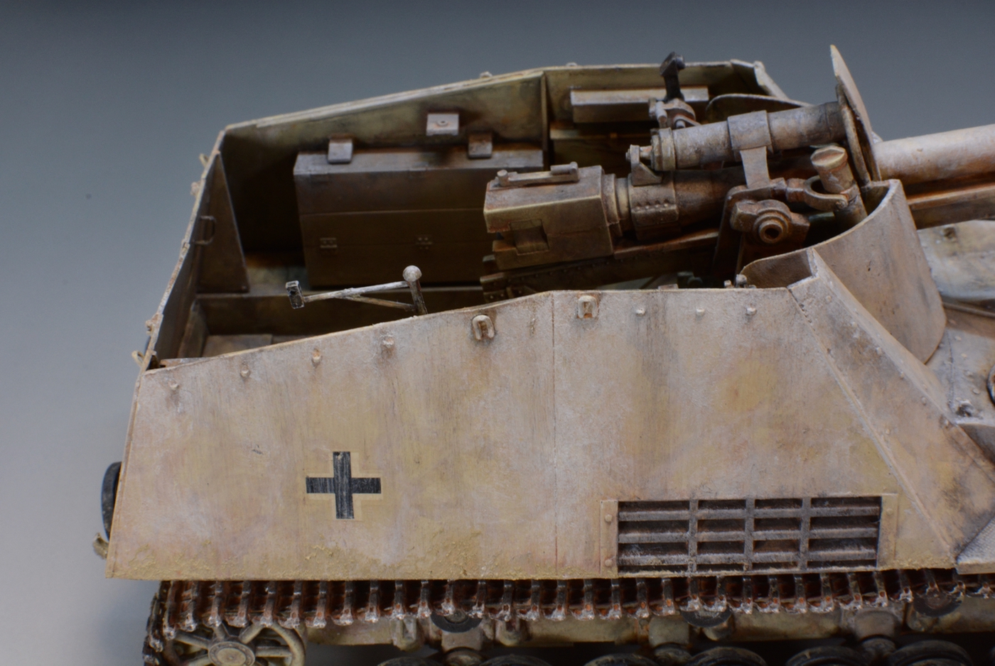 ドイツの重対戦車自走砲ナースホルンを白く塗装する | Learn and Be