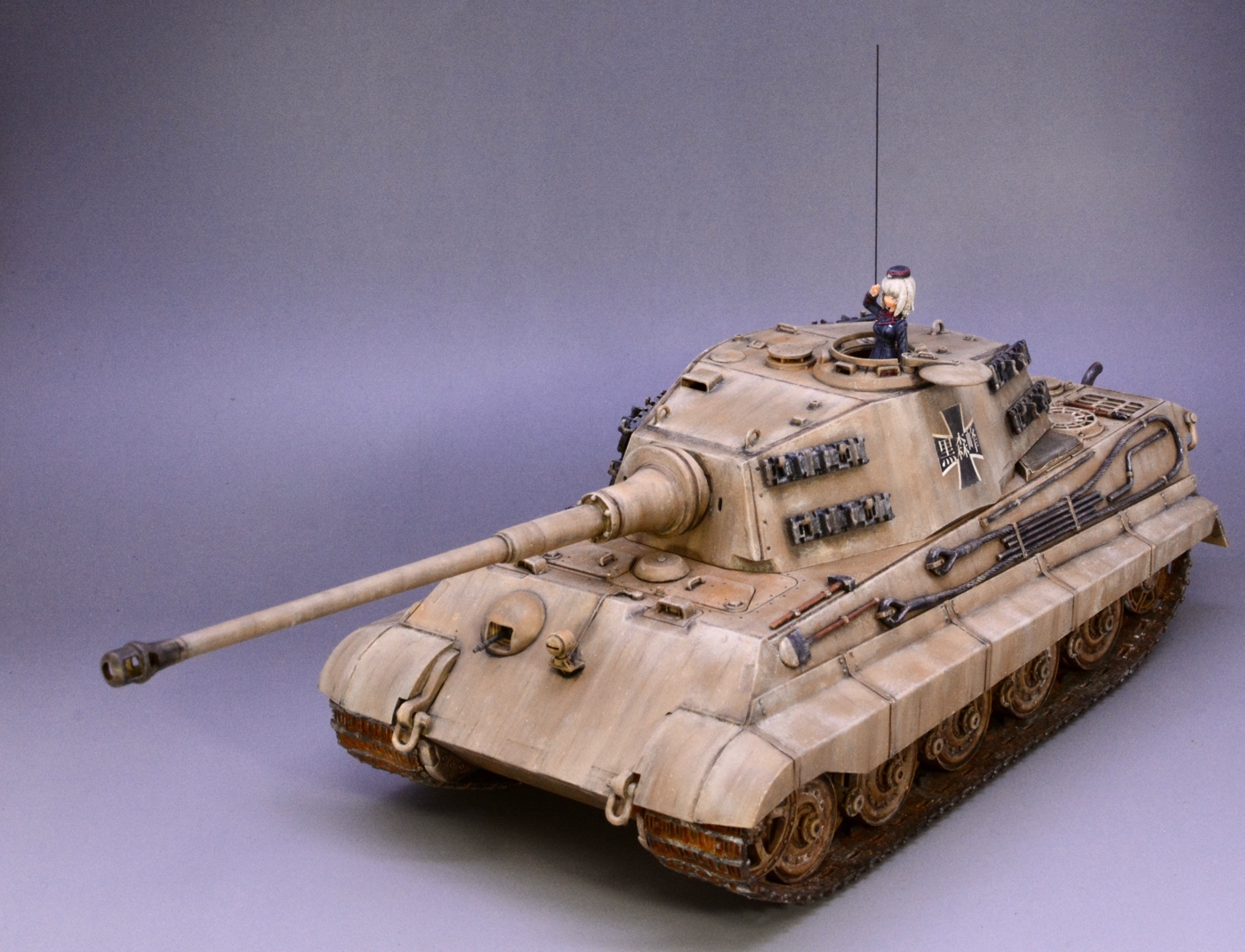 熱販売 ガルパン] にエリカを乗せる (1/35) 黒森峰女子のティーガーⅡ 完成品
