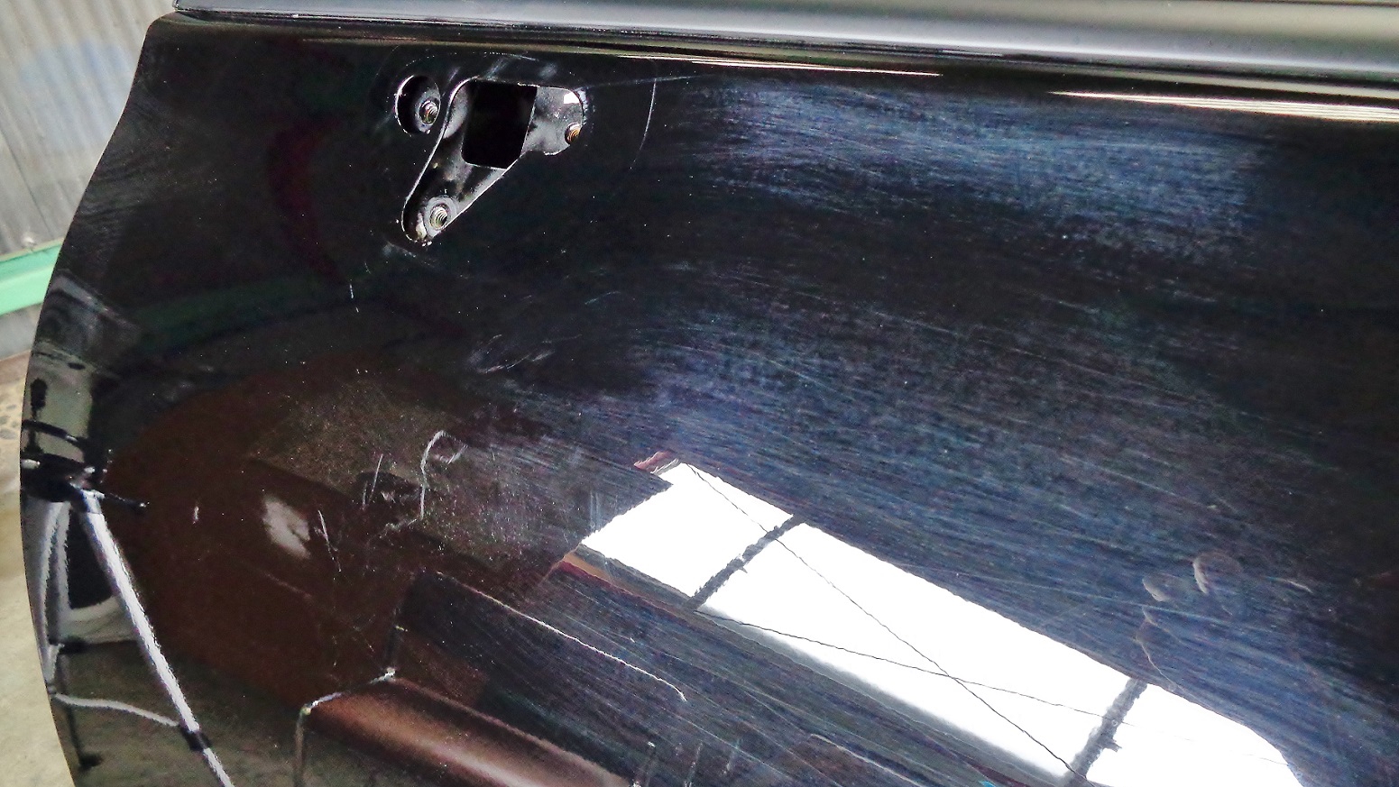 洗車傷の目立つブラックカラーの磨きで素材の違いを比較検証します