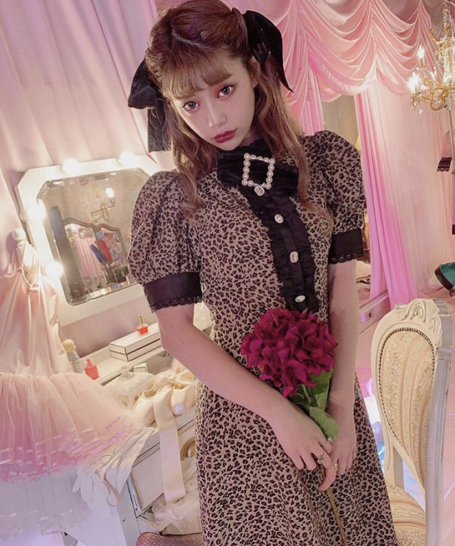 世界中の女の子たちが幸せな瞬間に着たくなるようなお洋服で、 甘く  