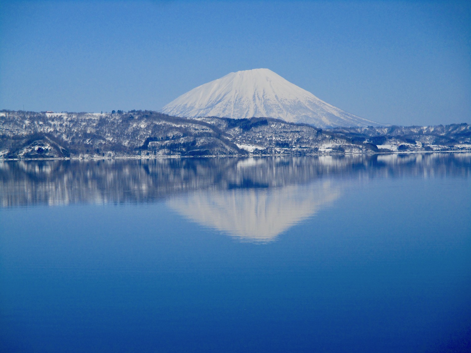 冬の羊蹄山の逆さ富士 | イラスト散歩 in Hokkaido