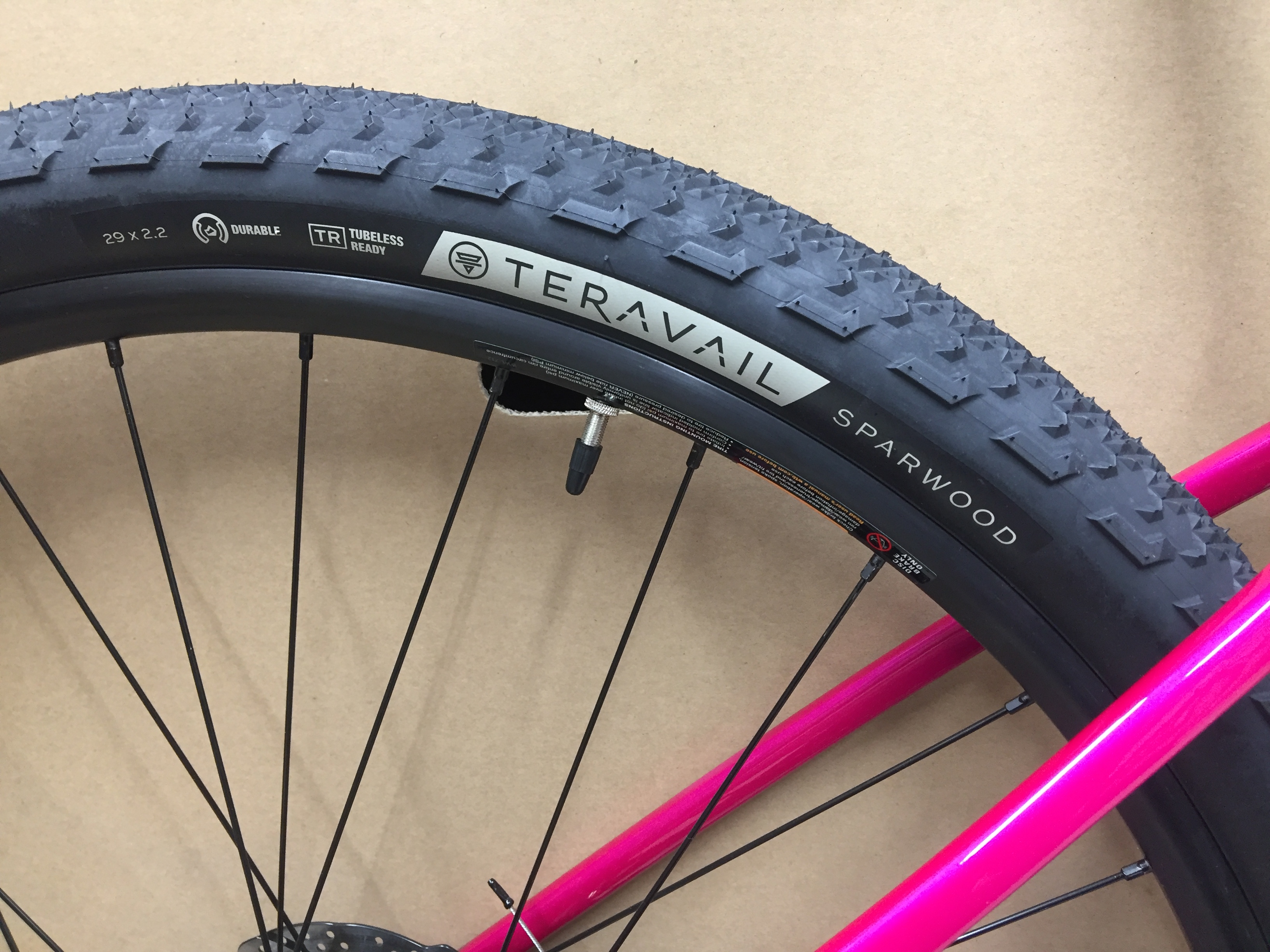 サルサ / カットスロートのタイヤ、ホイールの仕様 | Snatch Cycles