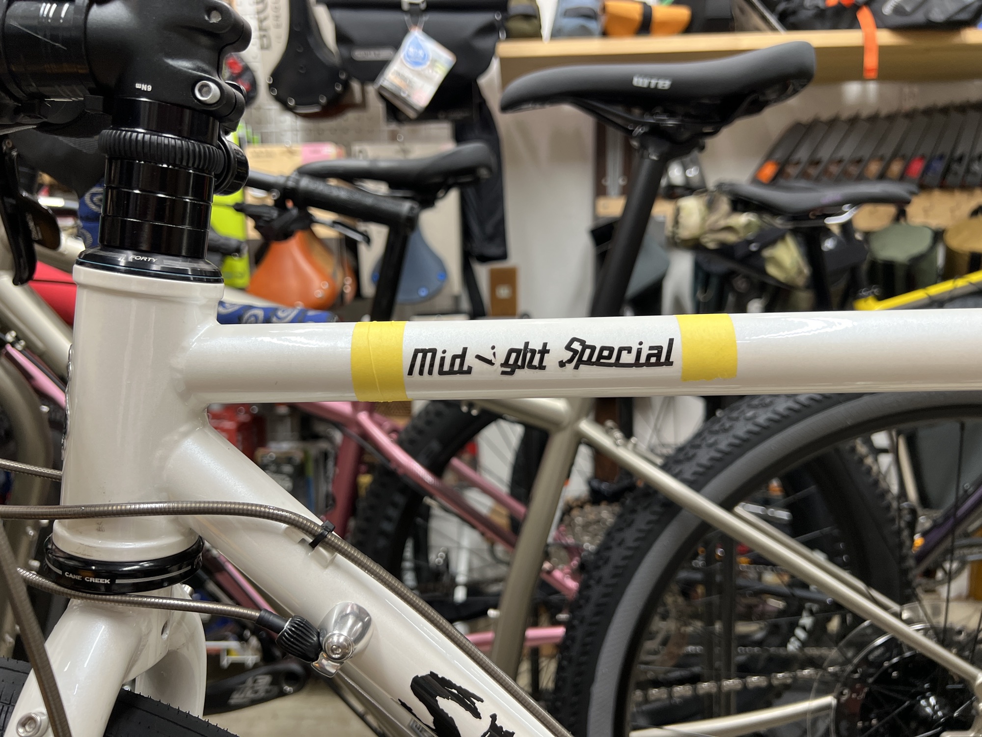 サーリーはフレームデカールの貼り替えができるんです。 | Snatch Cycles