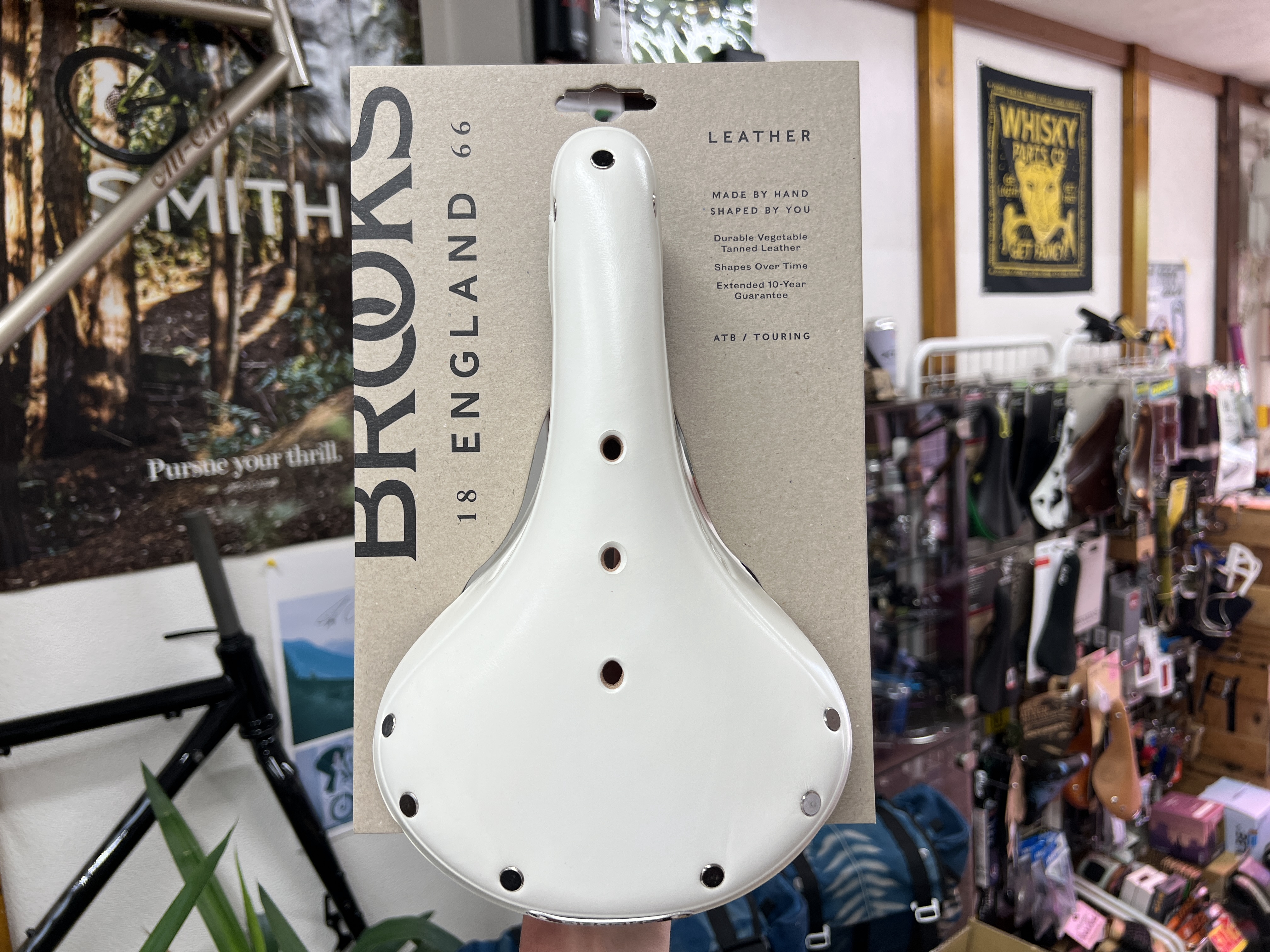 綺麗なホワイトレザー サドル入荷。 | Snatch Cycles