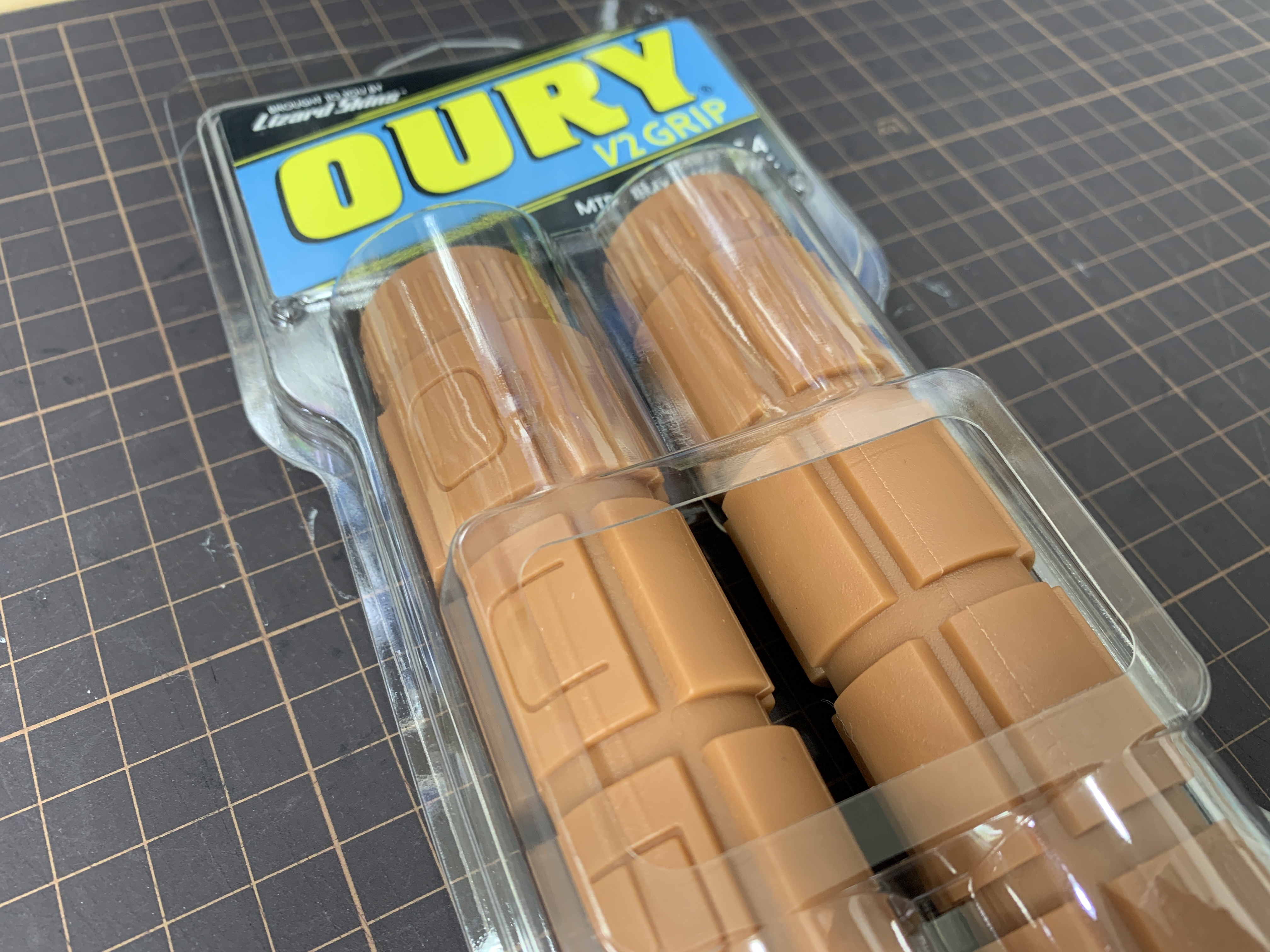 限定カラー】OURY / mountain V2 grip gum | Snatch Cycles