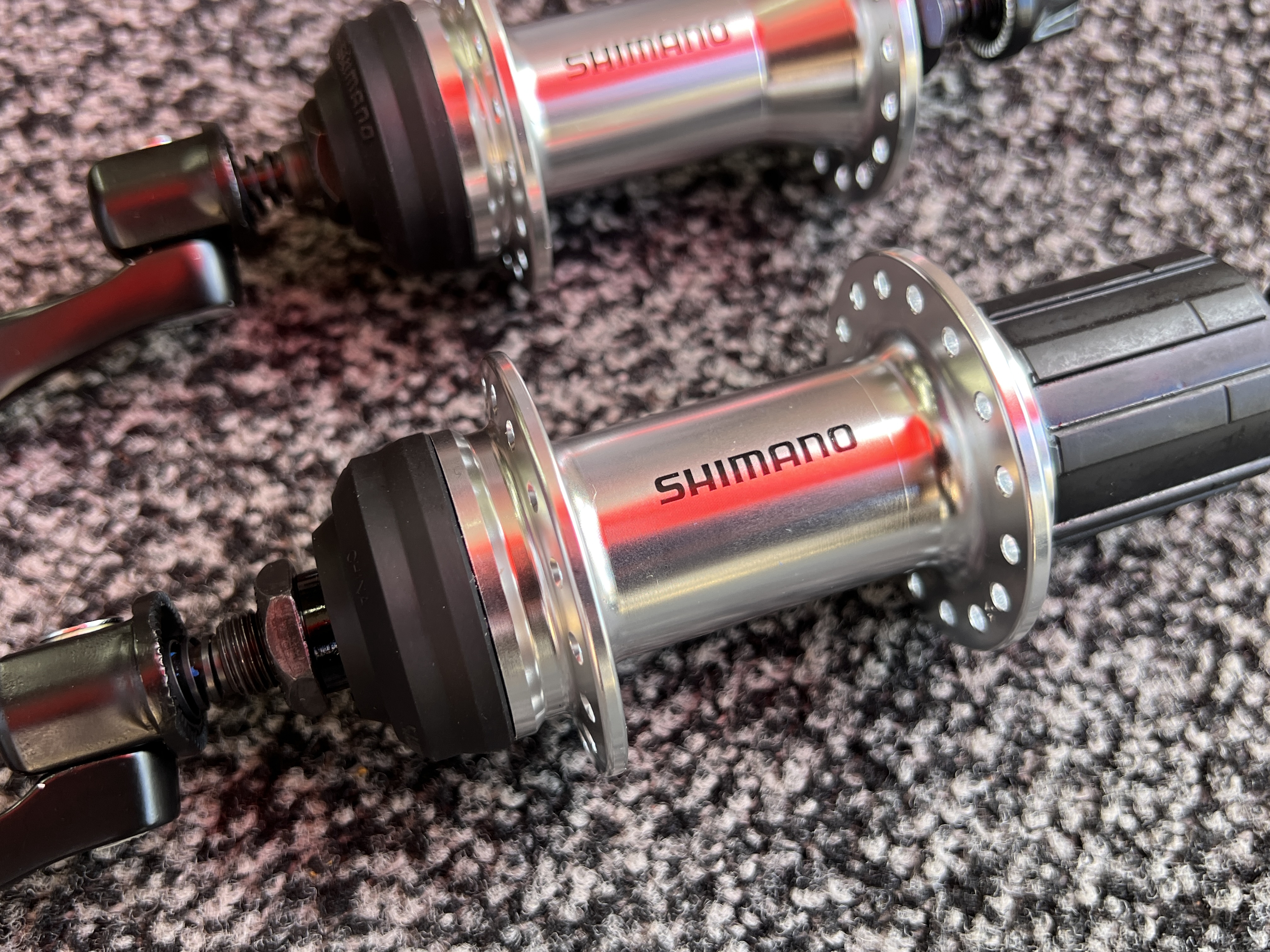 シマノ製、手頃なシルバーハブ。 | Snatch Cycles
