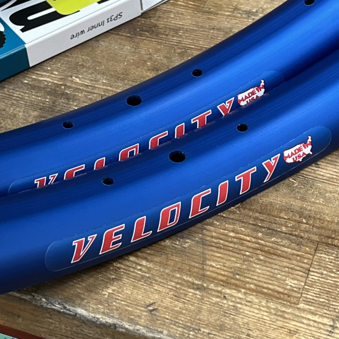 ごっつブルー、Velocityからアルマイトカラーのリム入荷。 | Snatch Cycles