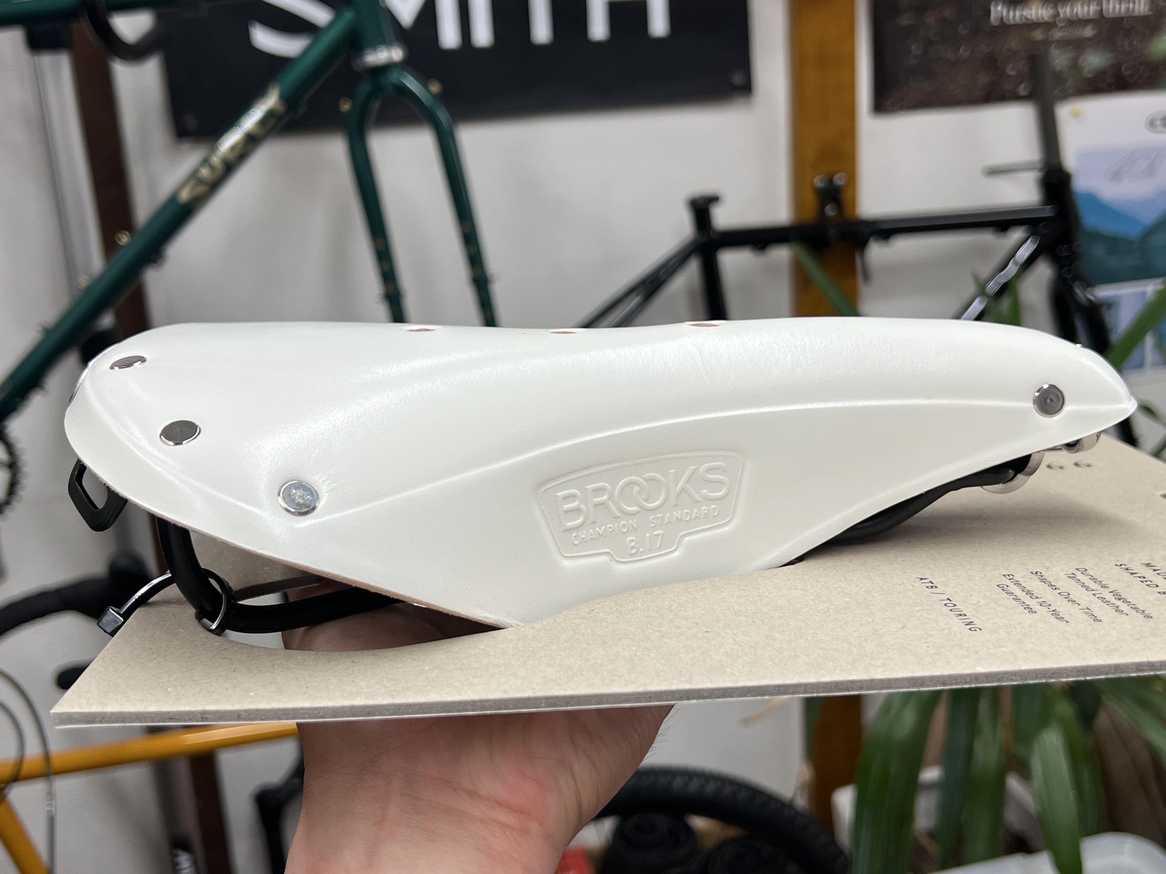 綺麗なホワイトレザー サドル入荷。 | Snatch Cycles