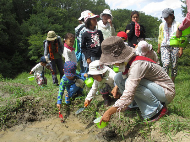 イベント報告 土の絵の具をつくろう トヨタの森 公式ブログ