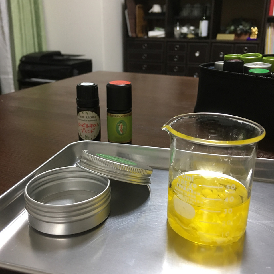 ミツロウでハンドクリーム作り With Aroma アロマ専門サロン ワークショップ ミツロウでハンドクリーム作り With Aroma アロマ専門サロン ワークショップ