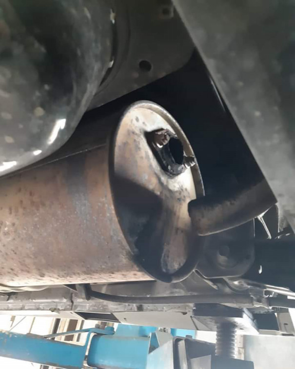 マフラーが外れた 折れた 整備 板金塗装屋のボディーコーティング