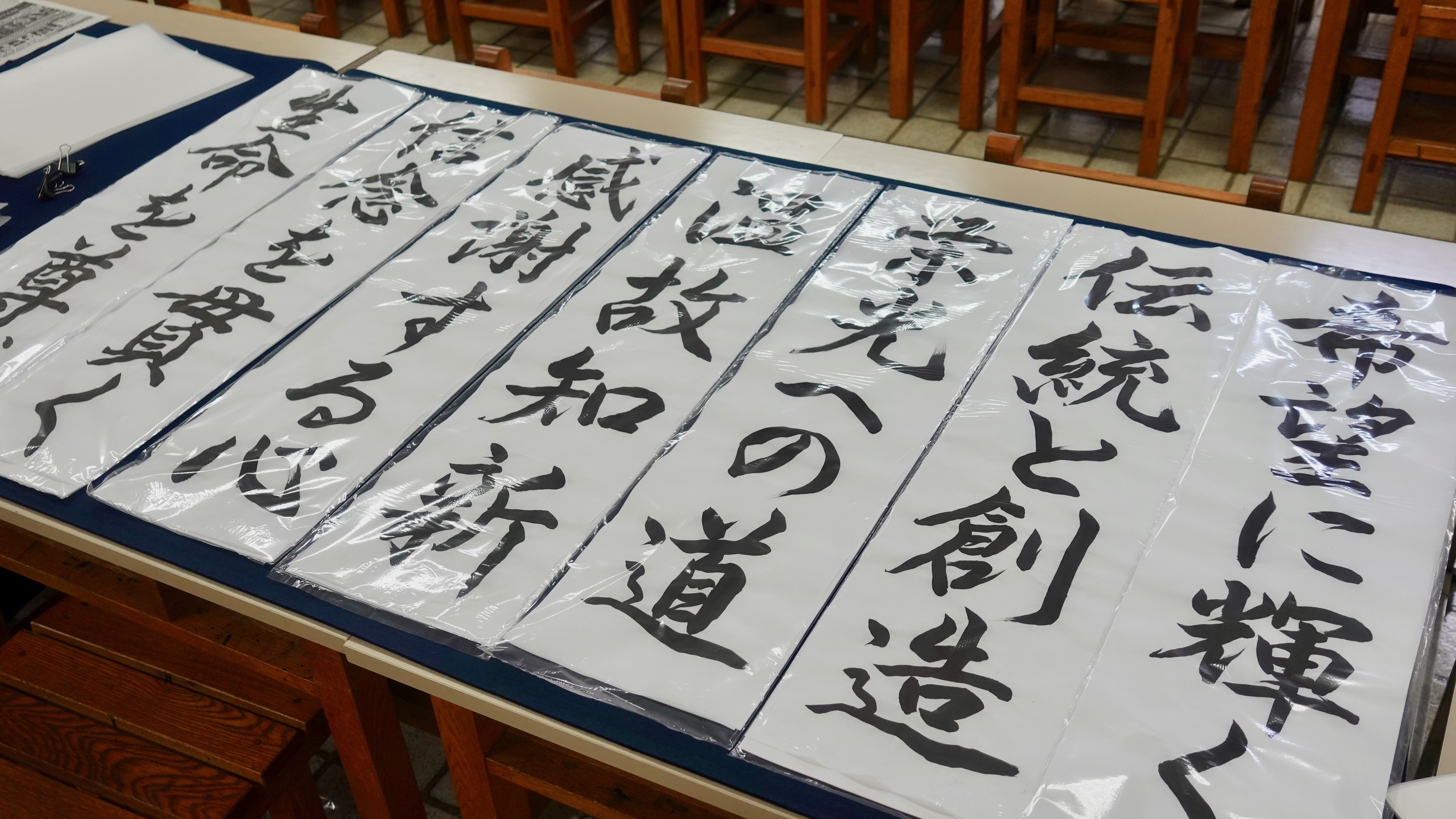 卒業生来校 中学生条幅作品制作 | seitoku書道 WEBサイト