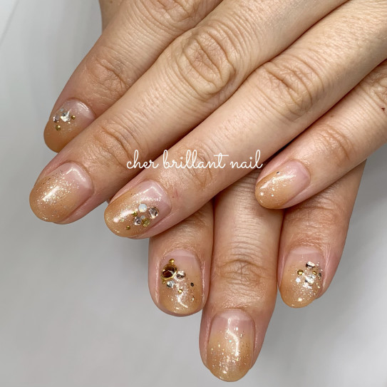 ラメ入りベージュグラデーションネイル Cher Brillant Nail