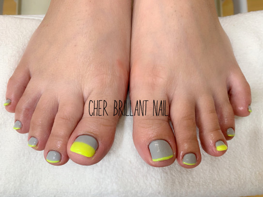 モード系フットネイル グレー ネオンイエロー Cher Brillant Nail