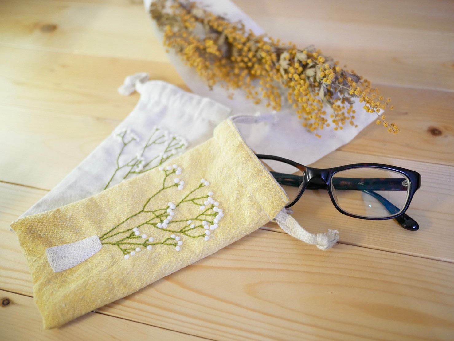 かすみ草刺繍のメガネケース vol3 | ちくちく手刺繍*