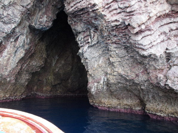 シチリア タオルミーナにある青の洞窟 いばりこぶた S World