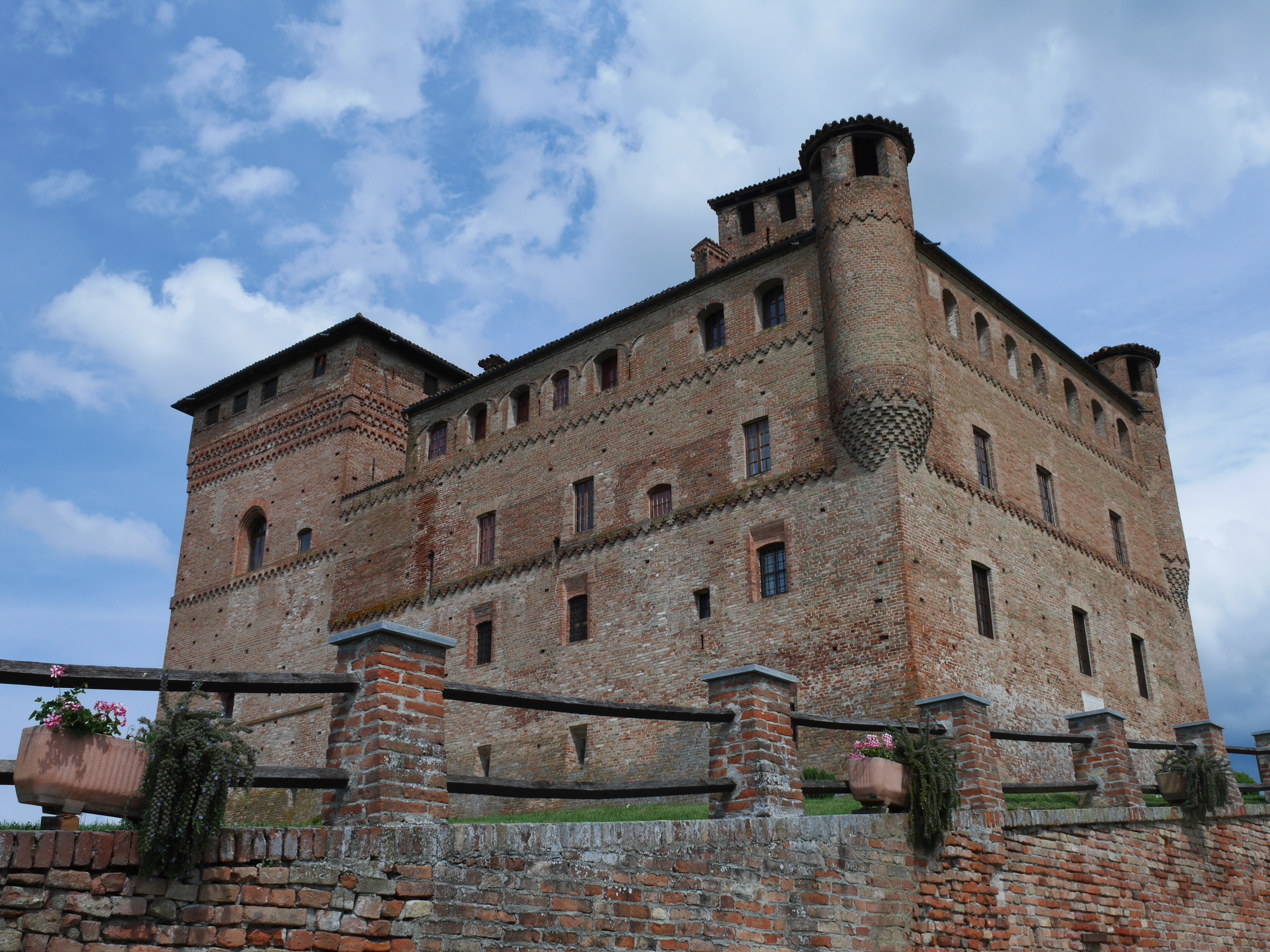イタリア・ピエモンテ州、ランゲ・ロエロ・モンフェラート地方のブドウ畑の風景・3 いばりこぶた's WORLD