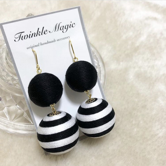 ボンボンピアス／モノトーンボーダー | Twinkle Magic