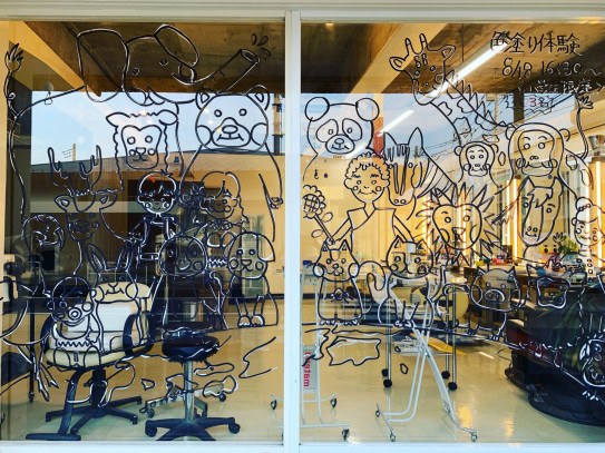 窓ガラス絵色塗り体験会の様子 Amaze アメイズ 窓ガラス絵色塗り体験会の様子 Amaze アメイズ