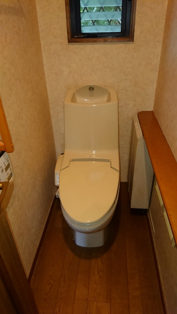 トイレ取替工事 床 壁紙は既存のままで 茅ヶ崎 藤沢リフォーム事例 株 スズキホーム