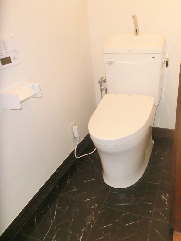 トイレ取替工事 組み合わせ便器 で美しいデザイン 快適なトイレへ 藤沢 茅ヶ崎リフォーム事例 株式会社スズキホーム 茅ヶ崎 藤沢 湘南エリアのリフォーム