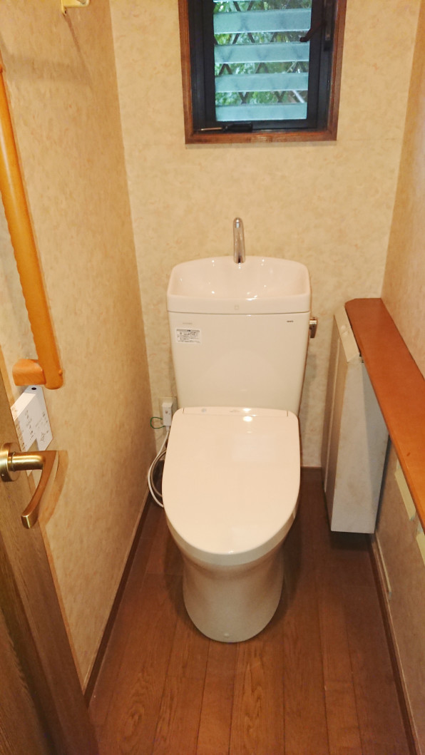 トイレ取替工事 床 壁紙は既存のままで 茅ヶ崎 藤沢リフォーム事例 株 スズキホーム