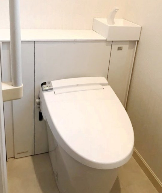 トイレ取替工事 キャビネット付トイレでスッキリ 内装も全て白で統一し美しい空間へ 藤沢 茅ヶ崎リフォーム事例 株式会社スズキホーム 茅ヶ崎 藤沢 湘南エリアのリフォーム トイレ取替工事 キャビネット付トイレでスッキリ 内装も全て白で統一し美しい空間へ 藤沢 茅ヶ崎リフォーム事例 株式会社スズキホーム 茅ヶ崎 藤沢 湘南エリアのリフォーム