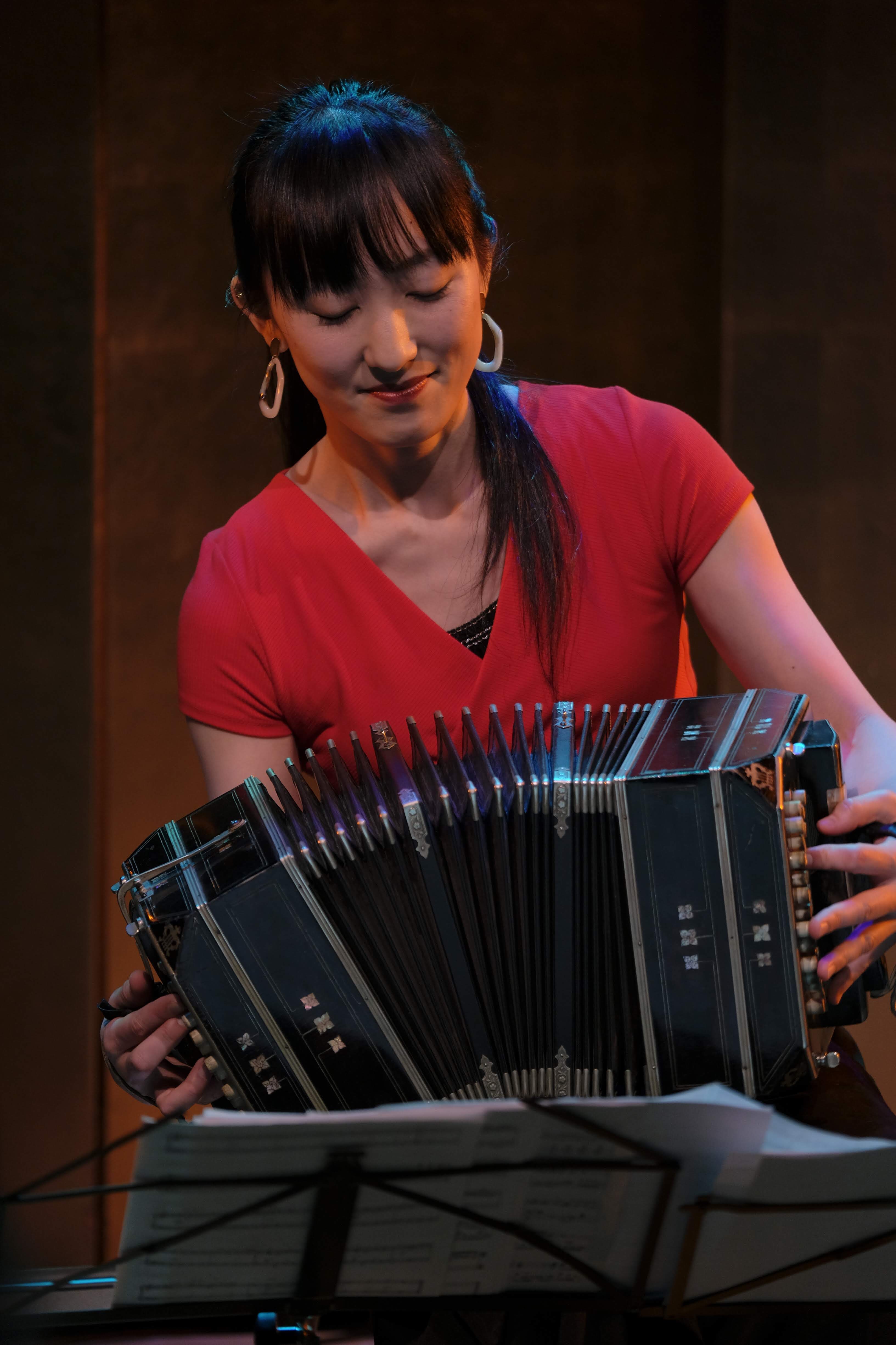 バンドネオンを奏でる人 