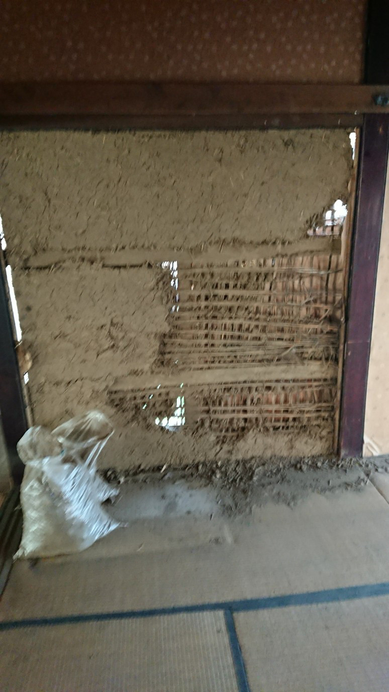 土壁の大穴を埋める 古民家カフェダイニング えんの家 長野県小県郡長和町 和田宿 旧中山道の古民家でランチ カフェを 土壁の大穴を埋める 古民家カフェダイニング えんの家 長野県小県郡長和町 和田宿 旧中山道の古民家でランチ カフェを