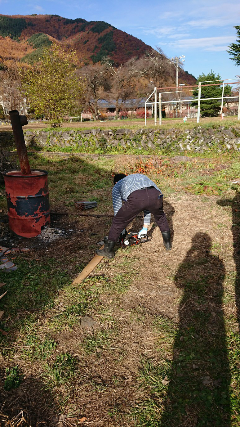 友人が手伝いに来てくれてチェーンソー他で活躍 古民家カフェダイニング えんの家