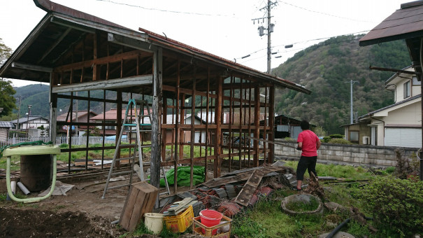 農機具小屋を解体し駐車場にしていく 古民家カフェダイニング えんの家 長野県小県郡長和町 和田宿 旧中山道の古民家でランチ カフェを