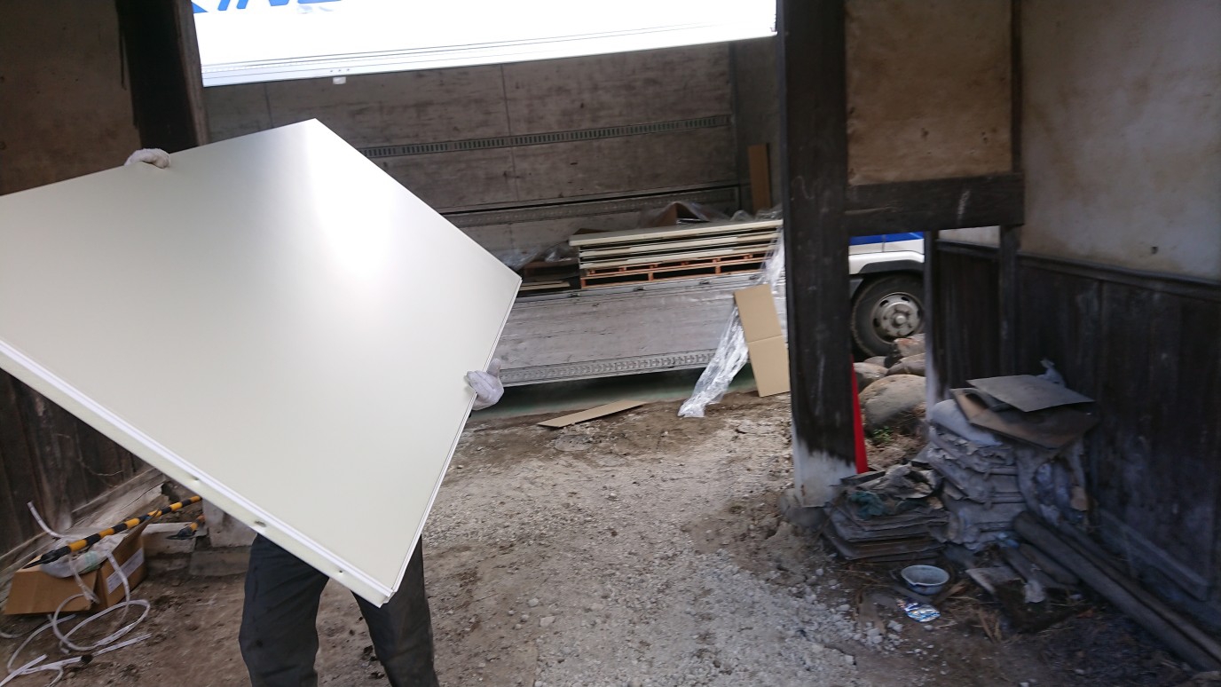 トラックの荷台 冷蔵庫 お話中