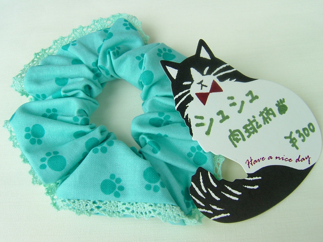 シュシュ 肉球柄 ￥300  チャリティー猫グッズ