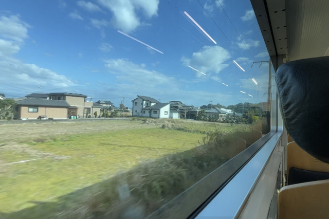 佐賀平野を抜けると青空が広がる 肥前山口から先は単線区間となる