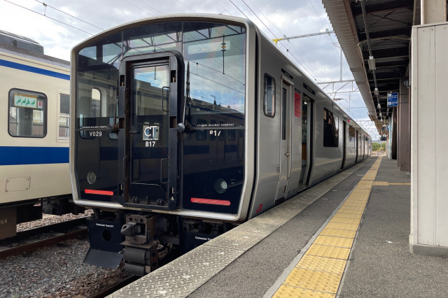 肥前山口駅で小休憩する鳥栖発長崎行普通列車