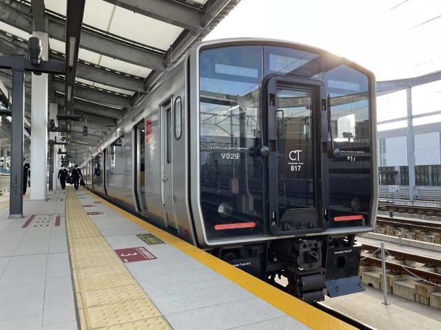 長崎駅に停車する817系 長崎駅に在来線電車が入線するのもあとわずか