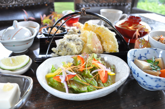 秋野菜ときのこの天ぷらのランチ 楠カフェ 秋野菜ときのこの天ぷらのランチ 楠カフェ