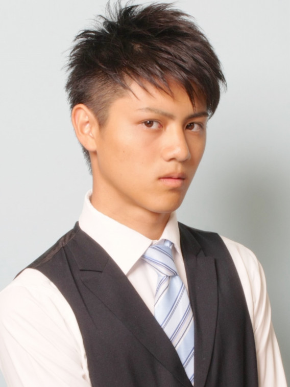 ツーブロックをやや高めに入れてシャープで鋭く Hair Stylist Shunsuke Matsuoka ツーブロックをやや高めに入れてシャープで鋭く Hair Stylist Shunsuke Matsuoka