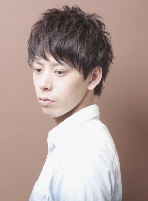 スッキリとした耳周りは強調しすぎないツーブロックが隠し味 Hair Stylist Shunsuke Matsuoka