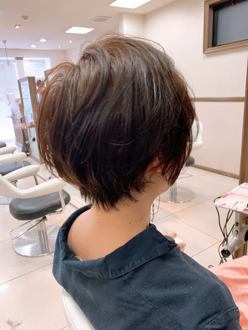 ショートカットにしてみたいけど 自分の髪質だとボリュームが出ないんじゃ無いかなと悩んでる方に見て欲しい すきバサミを使わないショートカットアンドデジタルパーマ 美容室 Ash 浜田山店 ブログ