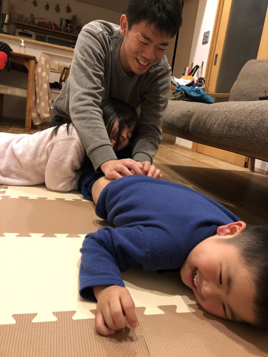 お尻のマッサージで笑顔 熊本 合志市ベビーマッサージ親子教室 ぴかぴかぶー