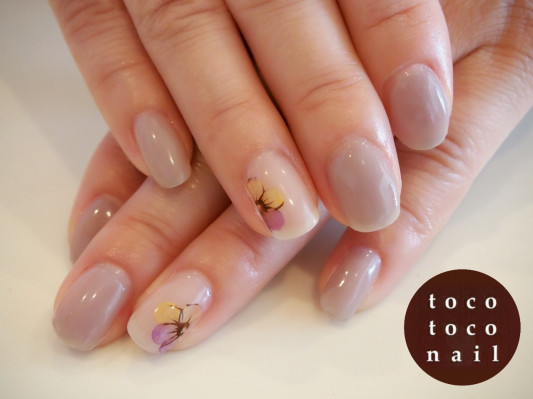 グレージュパンジー ジェルネイル Tocotoco Nail