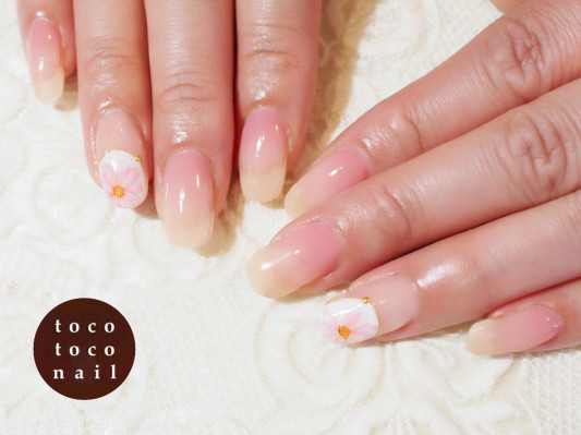 逆グラデーションにコスモス ジェルネイル Tocotoco Nail