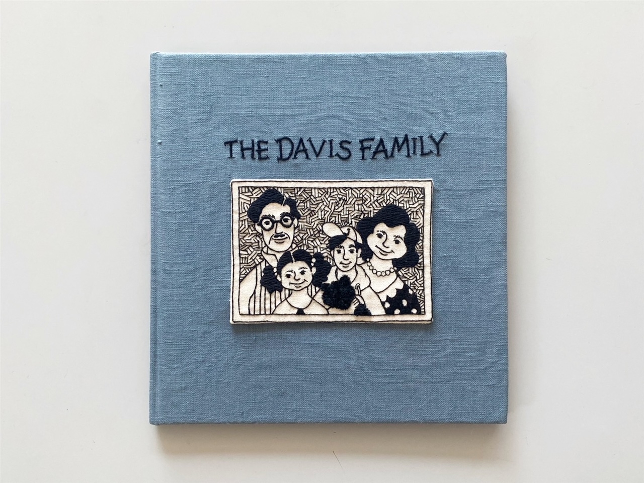 黒い糸で紡ぐ ある家族の刺繍＿a t s u m i 展 | tonari