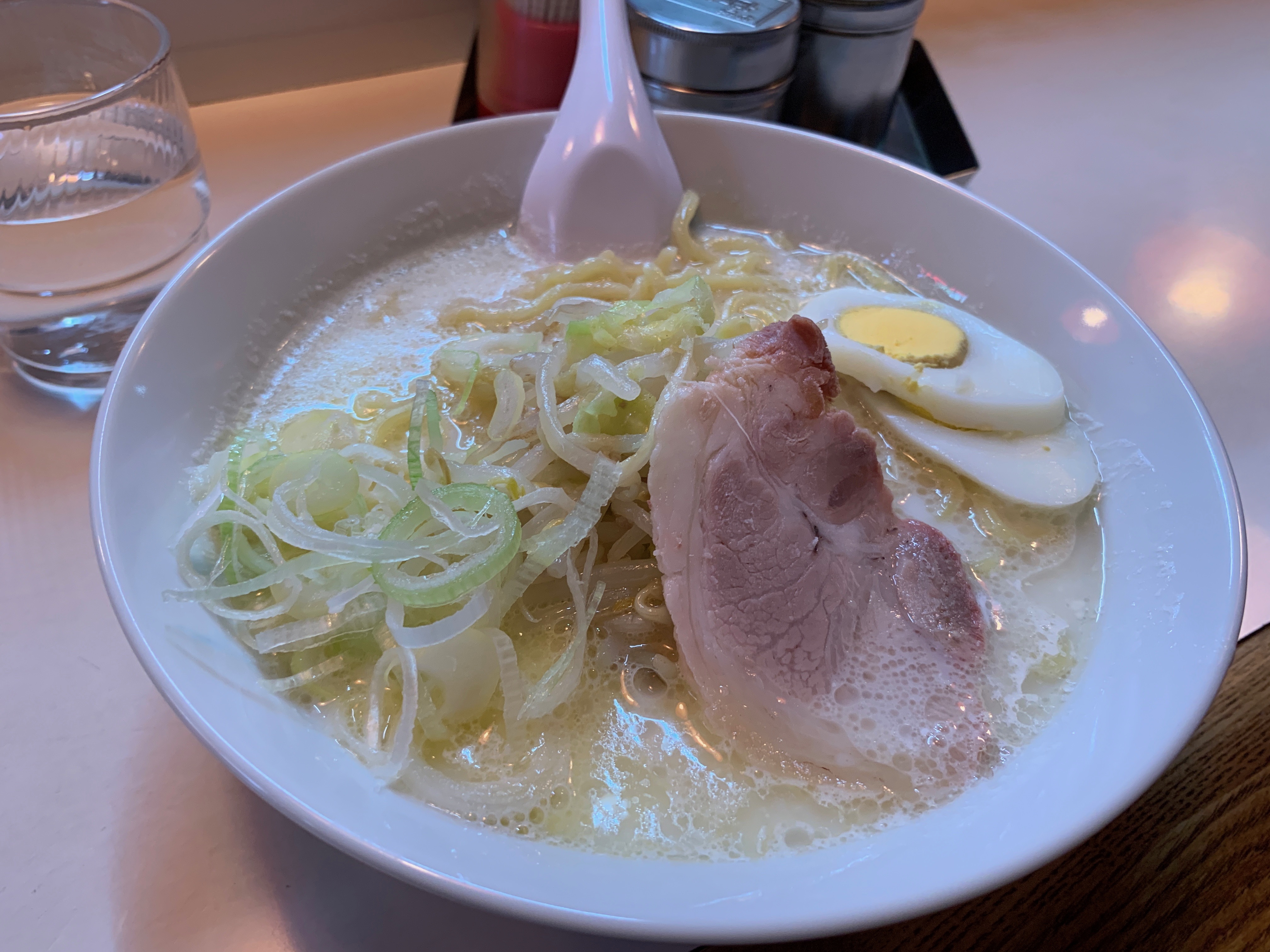 藤沢駅周辺で話題のラーメン屋が提供する「牛乳ラーメン」なるものの 