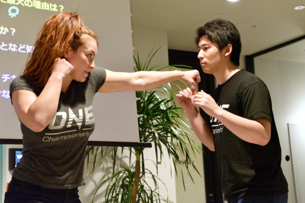 世界最強の女格闘家に輝いたミーシャ テイトが来日 オフィスでパンチを受ける Fphime 報道府 世界最強の女格闘家に輝いたミーシャ テイトが来日 オフィスでパンチを受ける Fphime 報道府