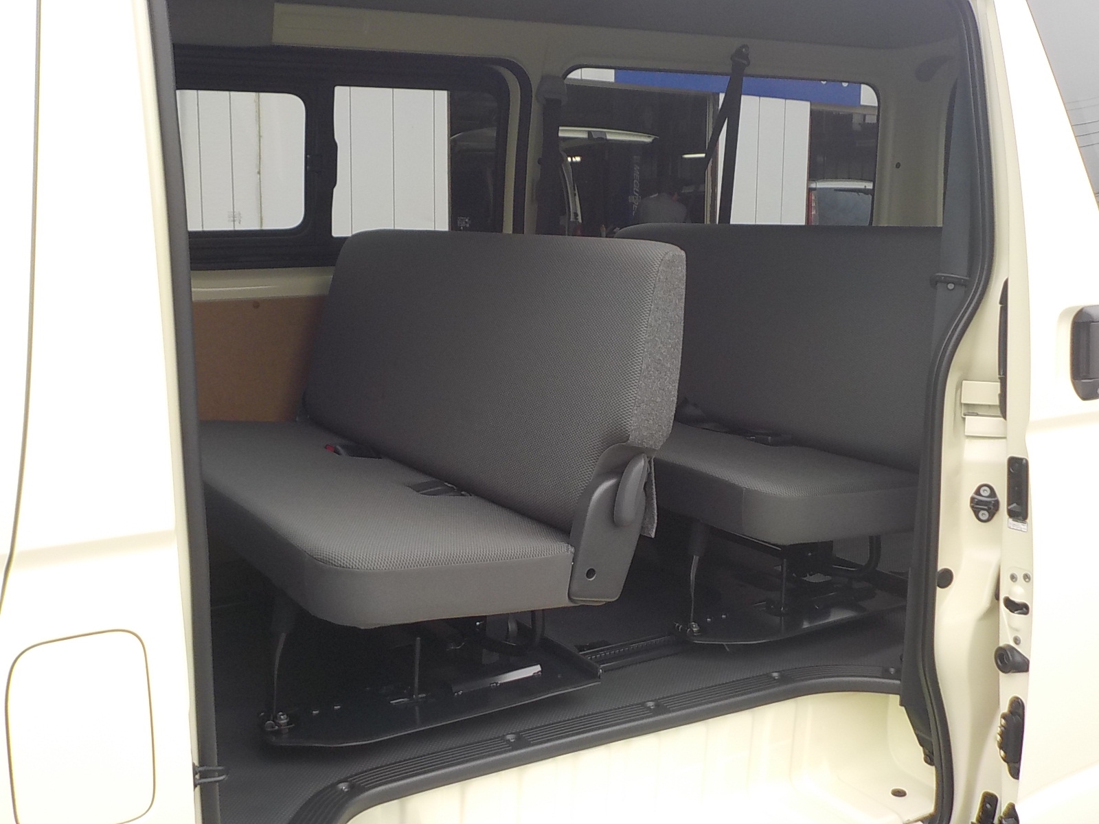 ハイエース DX 3列シート 4ナンバー9人乗り 新車コンプリート 2021.06