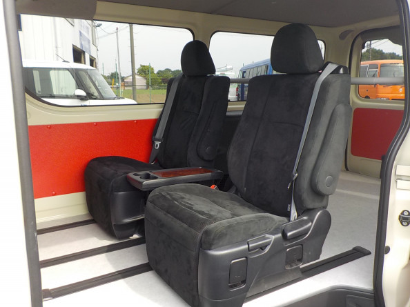 ハイエース構造変更 ｔｒｈ２００ｖ ４人乗りキャプテンシート施工 22 05 トヨタ ハイエース専門店 ハイエース ワールド の販売 構造変更 定員変更 カスタム キャンピングカー製作情報