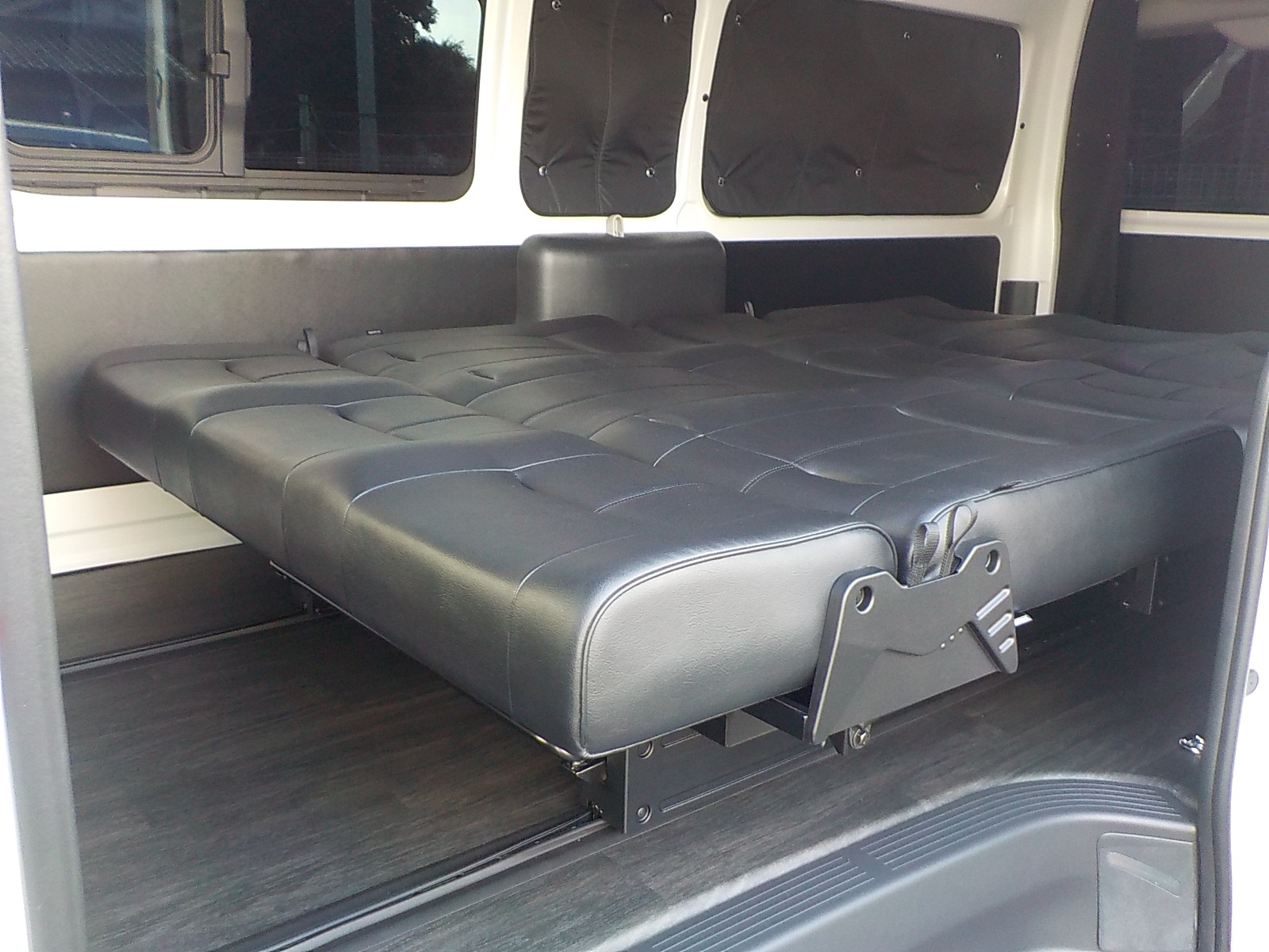 3*e様 ハイエース　キャンピングカー　REVOシート　2脚セット　大阪引き取り 埼玉県Kさま ハイエーススーパーロング GDH226KにREVO